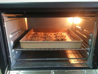 燕麦小饼,烤箱预热160度，中层上下火烤15分钟左右