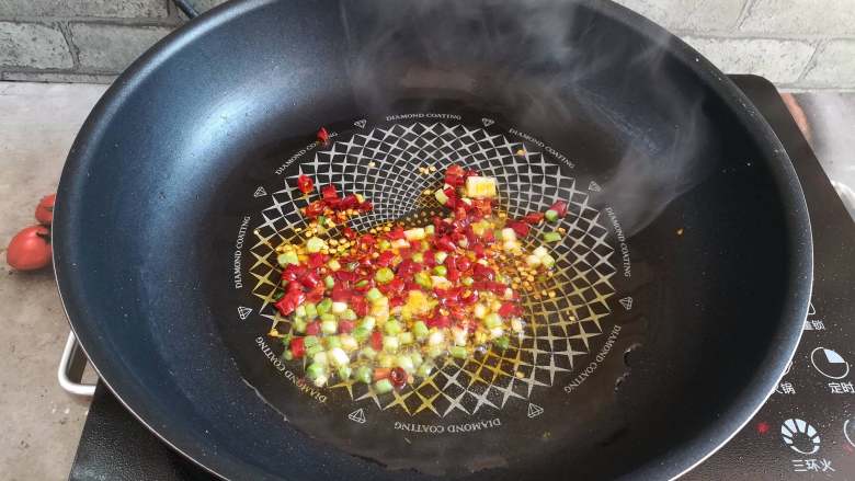 萝卜干炒腊肠,烧热油锅，放入葱白和辣椒爆出香味