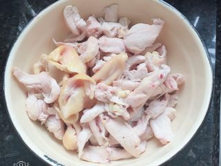 豆瓣鸡🐔,鸡肉切小块，冷水下锅，焯一下，起锅立干水。
