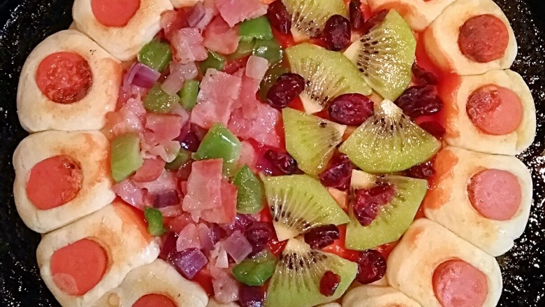 花边双拼披萨,在涂好番茄酱的面饼上面，一边铺上炒好好的培根和蔬菜，一边铺上切好的猕猴桃片和<a style='color:red;display:inline-block;' href='/shicai/ 660'>蔓越莓</a>。