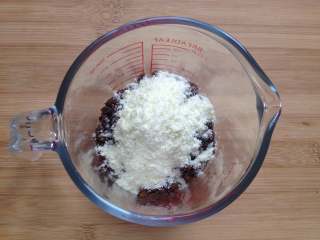 红糖馒头,取110g红糖和20g奶粉放在一起，倒入270g开水搅拌至融化