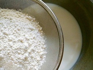 抹茶蜜豆千层蛋糕,将480ml牛奶倒进容器中，在牛奶中筛入200g低粉和20g白糖。