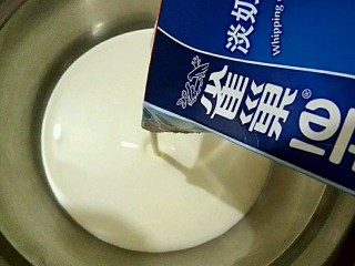 抹茶蜜豆千层蛋糕,将淡奶油倒进容器中，加入20g白糖。
