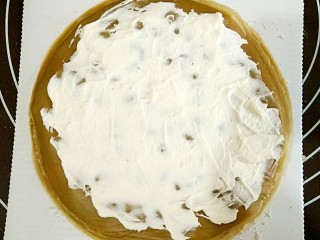 抹茶蜜豆千层蛋糕,再均匀图上一层纯奶油。