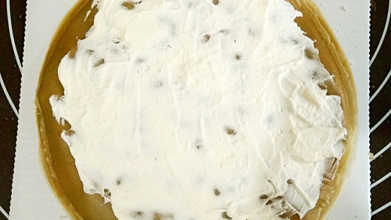 抹茶蜜豆千层蛋糕,再均匀图上一层纯奶油。