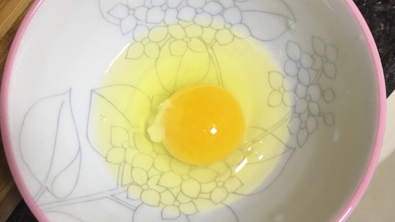 勺蛋枸杞白果糖水,打1到2个鸡蛋。打散，加糖（少许）。