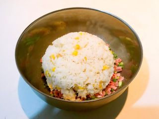 香煎培根米饼,把米饭倒入培根蒜薹盆中，调匀