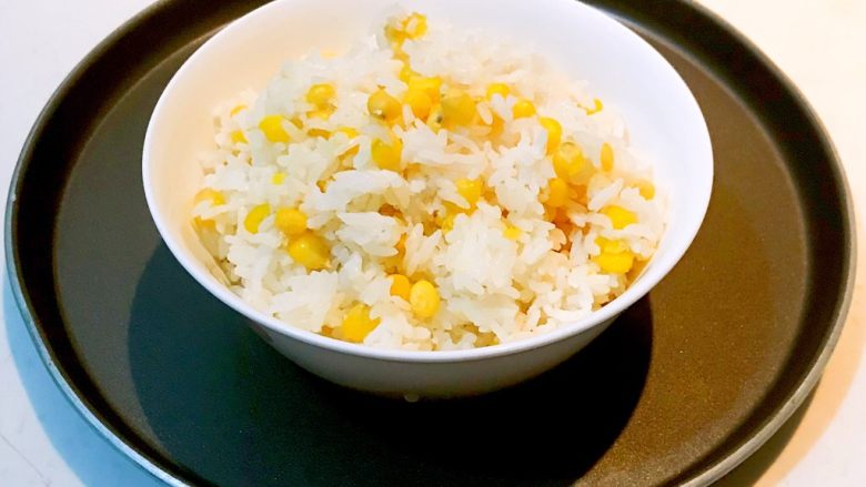 香煎培根米饼,把玉米粒和米饭混合在一起