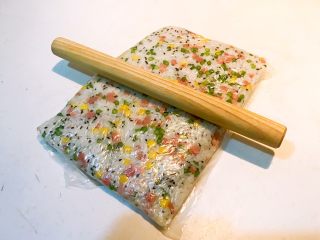 香煎培根米饼,用擀面杖压实擀平