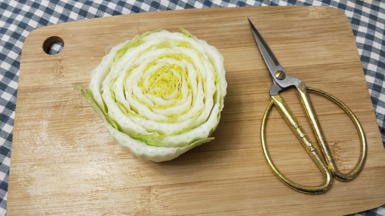 美味和颜值并存的白菜包肉,用剪刀将白菜杆子修剪，将每一片修成弧形
