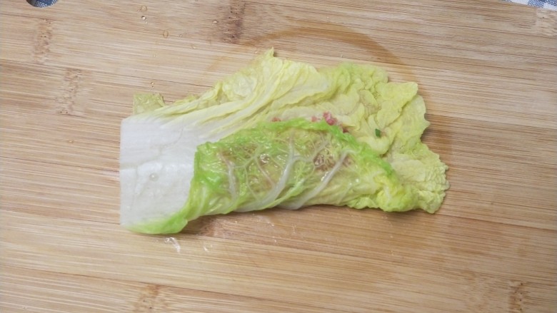美味和颜值并存的白菜包肉,将白菜叶往上包起