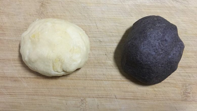 小刺猬豆沙包,取白面团和黑面团