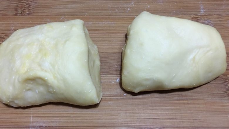 小刺猬豆沙包,揉匀醒发至原体积的2倍大
对半切