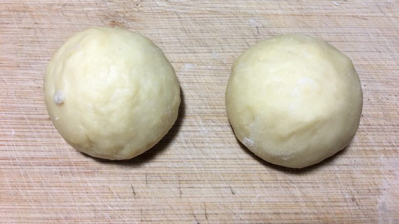 小刺猬豆沙包,将白面团分成一个个小面团