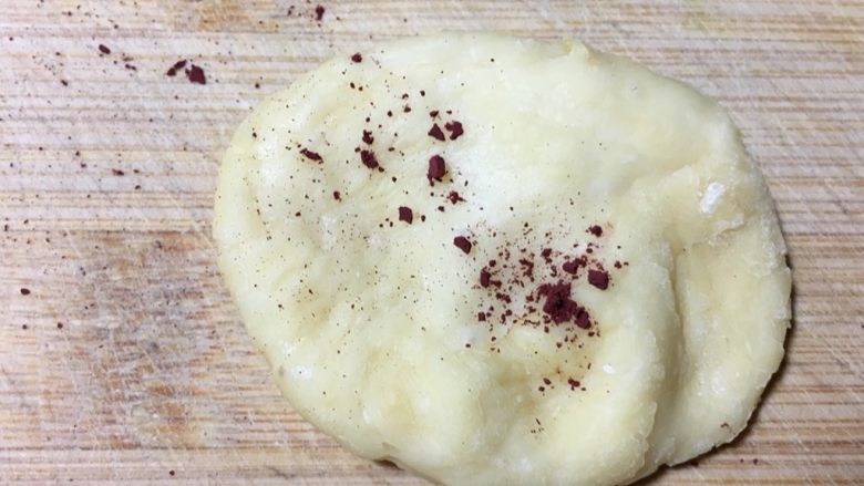 小刺猬豆沙包,其中一点白面团加入一个红曲粉
