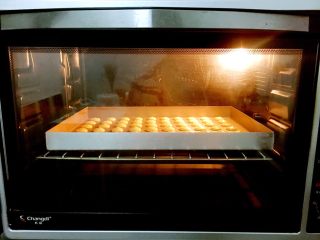 蛋黄小饼干,放入预热好的烤箱，上下火150度，中层12-15分钟