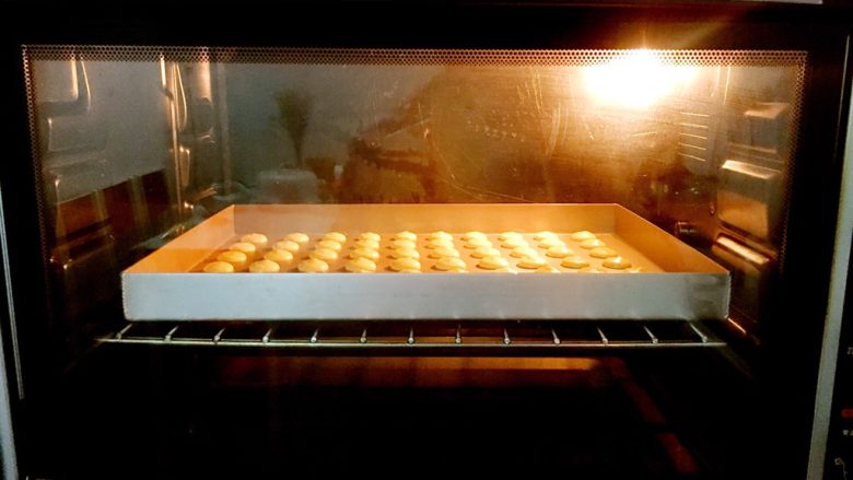蛋黄小饼干,放入预热好的烤箱，上下火150度，中层12-15分钟