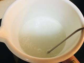 汉堡马卡龙,糖水部分材料。也就是水与糖，放入锅中。把温度计的探针放入锅中。将糖水熬制118度，熬糖水时不要搅拌，以免返沙。天气潮湿的话可以把糖水的问题提高到119—120度。
