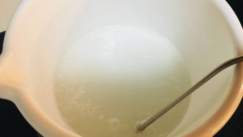 汉堡马卡龙,糖水部分材料。也就是水与糖，放入锅中。把温度计的探针放入锅中。将糖水熬制118度，熬糖水时不要搅拌，以免返沙。天气潮湿的话可以把糖水的问题提高到119—120度。