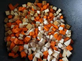 八宝辣酱,待肉的颜色变白之后，依次倒入胡萝卜、豆腐干和鸡腿菇
