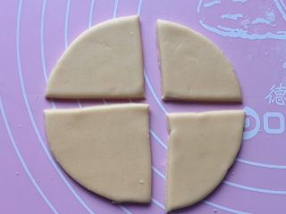 吉祥枣花馍,另取一面团擀成圆饼，然后用刀切成四个小三角。