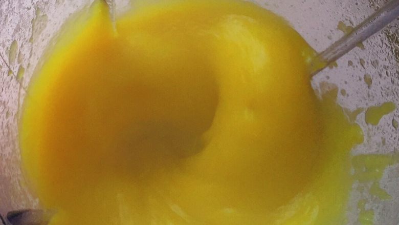 吉祥枣花馍,将蒸熟的南瓜放入料理机中打成泥。