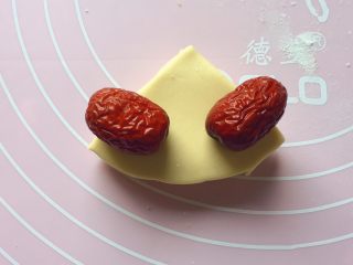 吉祥枣花馍,如图：放上两个红枣。（红枣提前泡发两分钟，然后清洗干净备用）