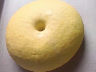 吉祥枣花馍,这是发酵好的样子，体积2倍大，手指戳一个洞，洞口，不回缩不变形。
