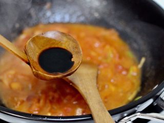 做年货-番茄鱼🐟（陶瓷炒锅版）,倒入生抽调色、这样做出来的菜品漂亮
