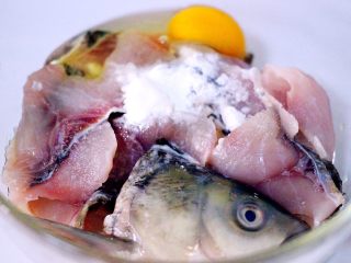 做年货-番茄鱼🐟（陶瓷炒锅版）,洗净的鱼片、鱼头和鱼排加入适量盐、淀粉、打散一个鸡蛋、倒入料酒