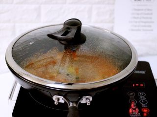 做年货-番茄鱼🐟（陶瓷炒锅版）,盖上锅盖、大火煮沸后继续炖煮20分钟左右