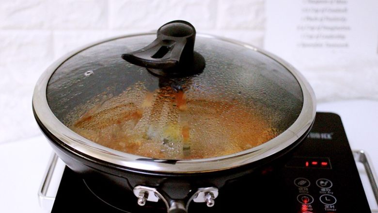 做年货-番茄鱼🐟（陶瓷炒锅版）,盖上锅盖、大火煮沸后继续炖煮20分钟左右