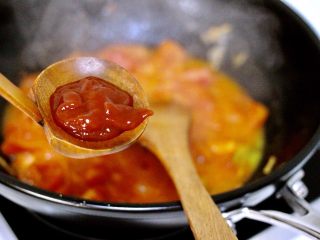 做年货-番茄鱼🐟（陶瓷炒锅版）,炒碎番茄后再加入番茄酱继续煸炒片刻