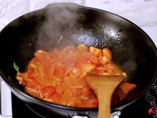 做年货-番茄鱼🐟（陶瓷炒锅版）,倒入切块的番茄继续翻炒、要把番茄炒的碎碎的、番茄素的营养才会彻底释放出来、大概过程需要3分钟