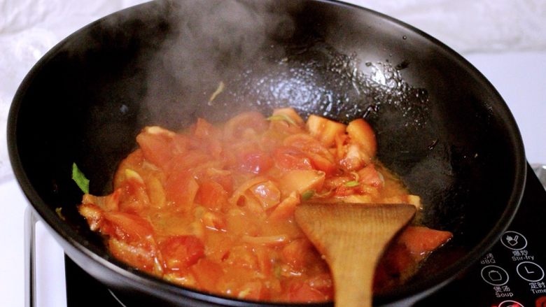 做年货-番茄鱼🐟（陶瓷炒锅版）,倒入切块的番茄继续翻炒、要把番茄炒的碎碎的、番茄素的营养才会彻底释放出来、大概过程需要3分钟