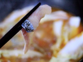 做年货-番茄鱼🐟（陶瓷炒锅版）,大火煮沸后、把腌制好的鱼片用筷子一片片夹到锅里