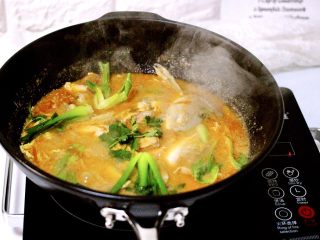 做年货-番茄鱼🐟（陶瓷炒锅版）,放入洗净的小油菜、用陶瓷炒锅的余温烫熟即可、淋上芝麻油、撒上香菜段即可