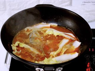 做年货-番茄鱼🐟（陶瓷炒锅版）,打开锅盖加入用手撕成片状的大白菜和洗净的绿豆芽
