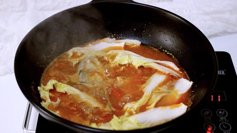 做年货-番茄鱼🐟（陶瓷炒锅版）,打开锅盖加入用手撕成片状的大白菜和洗净的绿豆芽
