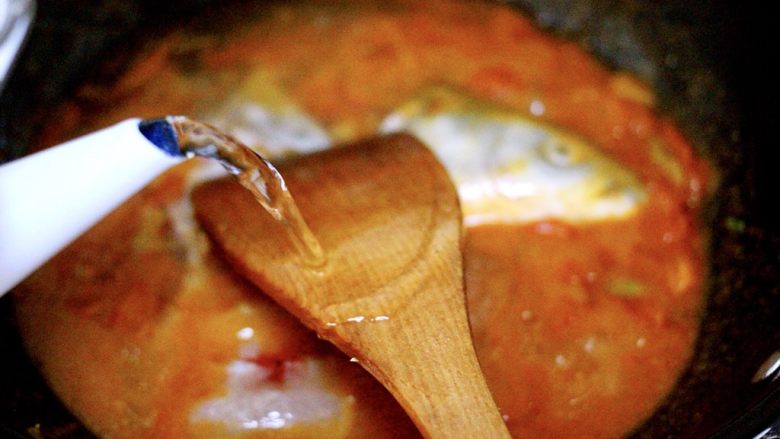做年货-番茄鱼🐟（陶瓷炒锅版）,倒入适量清水