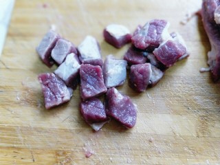 【健康零食】香烤孜然牛肉粒,首先将牛肉洗干净，冷水泡1小时以上，将血水泡出。再切小块。