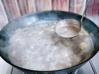 【健康零食】香烤孜然牛肉粒,烧开后将浮沫撇出来，捞出后用冷水冲洗干净。