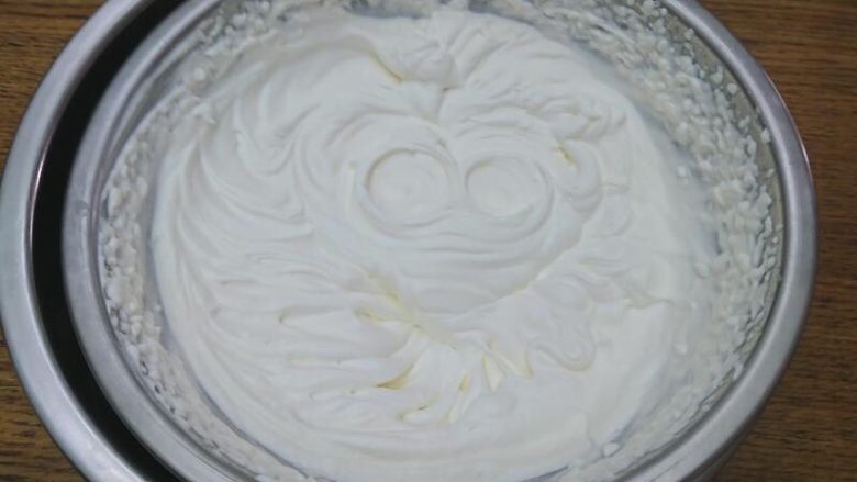 樱花蛋糕卷,動物性鮮奶油與砂糖倒入鋼盆中，隔冰塊鍋打發至8分發，拉起有立角即可，勿打發過度影響口感。