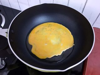 苦瓜炒鸡蛋,锅中倒入食用油烧热后倒入鸡蛋液
