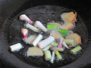 红烧糖醋排骨,炒锅烧热注入油，放入姜蒜炸出香味捞出弃之