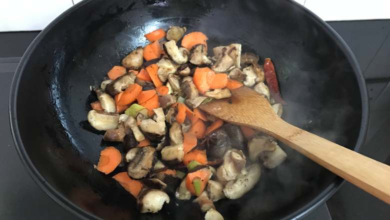 黄焖香菇,放入胡萝卜翻炒。