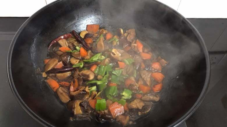 黄焖香菇,最后放入青椒翻炒均匀稍煮后即可出锅。