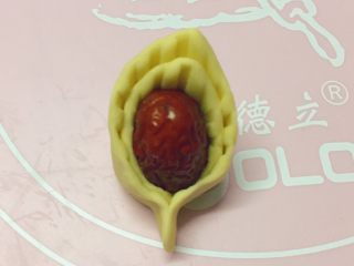 新年喜庆枣花馍,如图：两头用手捏紧，一个花瓣就制作完成了。