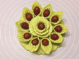 新年喜庆枣花馍,如图：把做好的花朵放在枣花馍的中央位置就OK啦。