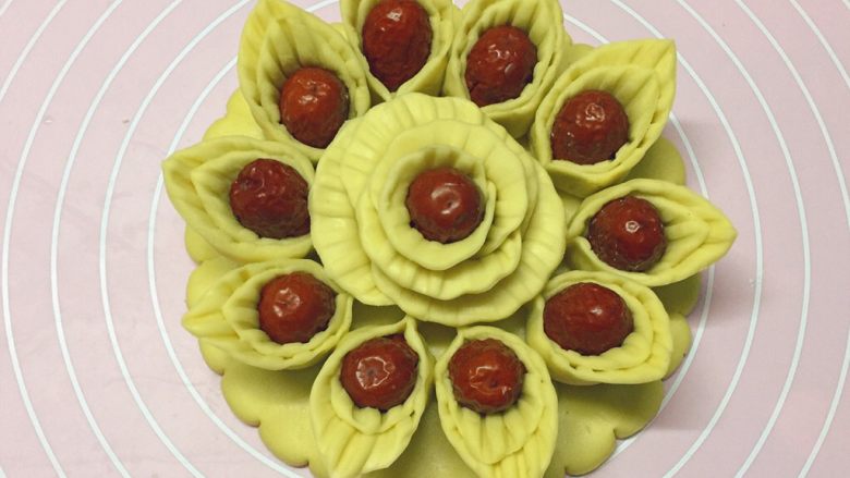 新年喜庆枣花馍,如图：把做好的花朵放在枣花馍的中央位置就OK啦。